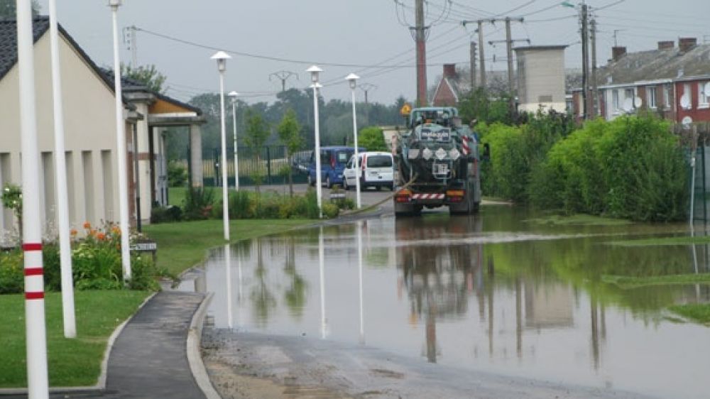 Des torrents d&#039;eau et de boue ont rapidement envahi les rues du village