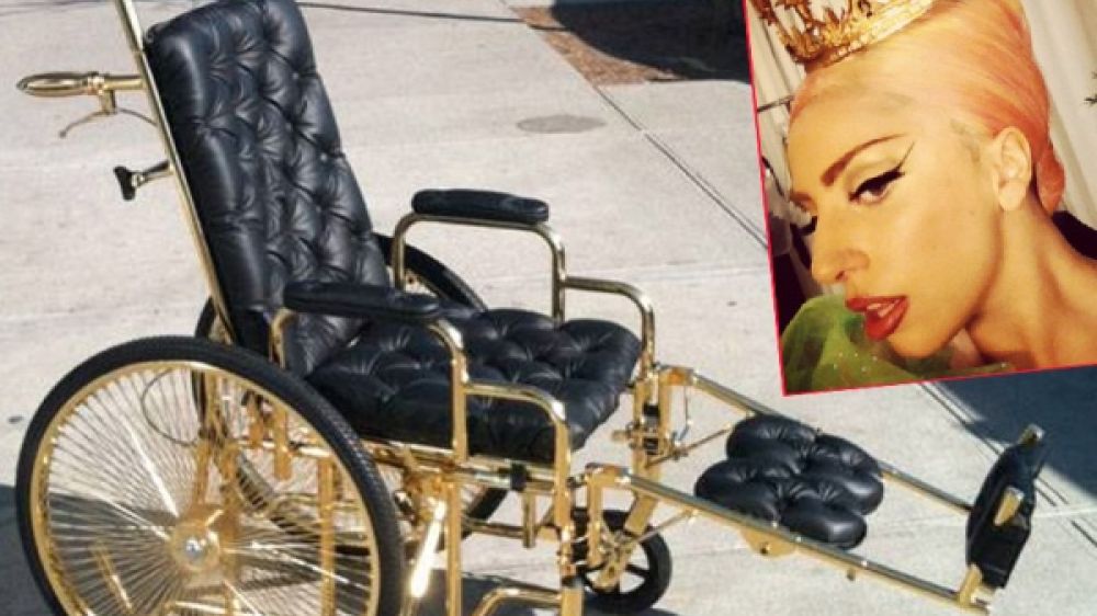 Lady Gaga ne fait pas les choses &agrave; moiti&eacute;. Op&eacute;r&eacute;e de la hanche, elle a investi dans un fauteuil en or 24 carats.