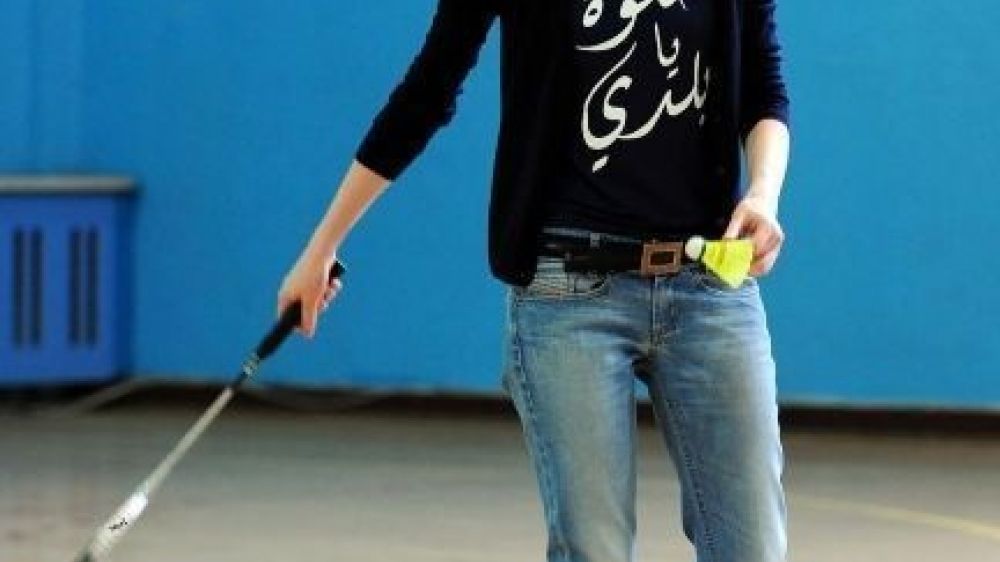 Asma Al-Assad pieds nus et ongles vernis joue au badminton avec l&#039;&eacute;quipe syrienne paralympique