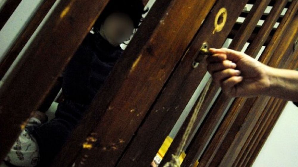 Les enfants sont enfermés dans des cages pour éviter les accidents
