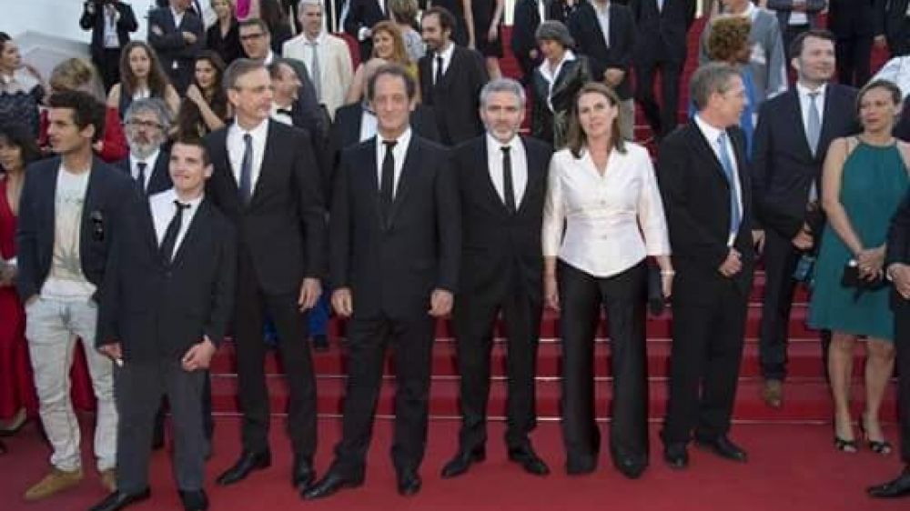 Mathieu Schaller (deuxi&egrave;me &agrave; gauche) avec l&#039;&eacute;quipe du film &quot;La loi du march&eacute;&quot;