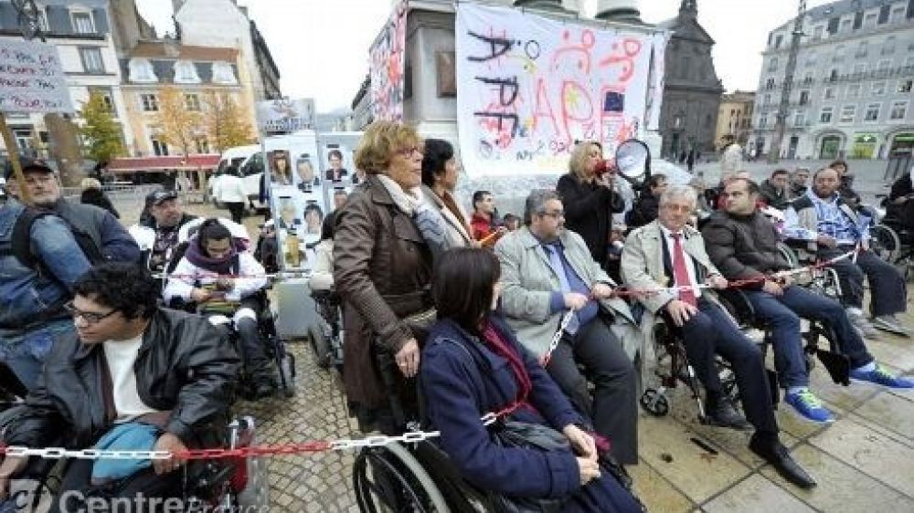 A Clermont-Ferrand, les personnes handicapées s'enchaînent pour exprimer leur colère