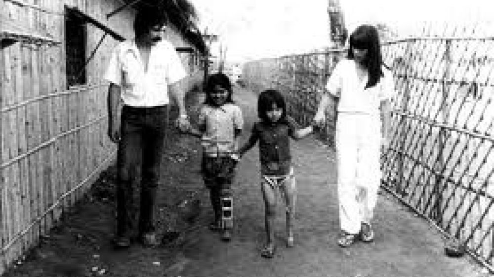 En 1982, des centaines de milliers de Cambodgiens fuient les Khmers rouges et affluent dans les camps de r&eacute;fugi&eacute;s &agrave; la fronti&egrave;re tha&iuml;landaise.