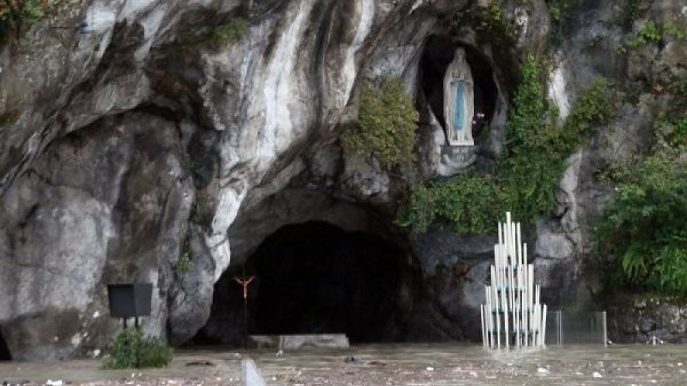 La grotte de Lourdes sous 1,40 m d&#039;eau et une &eacute;vacuation des personnes en situation de handicap sur les hauteurs de la ville par les pompiers.