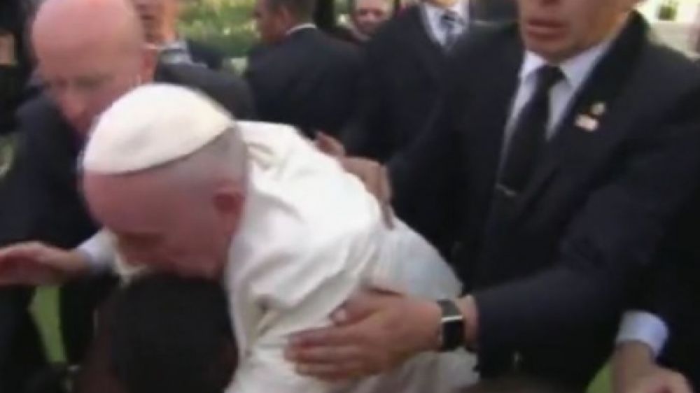 Le pape Fran&ccedil;ois tr&eacute;buche sur un enfant en fauteuil roulant au Mexique, &agrave; Moralia