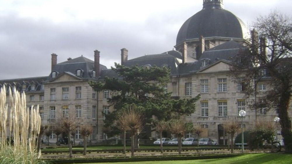 le chef du service psychiatrique à la pitié salpêtrière contre les associations de parents autistes