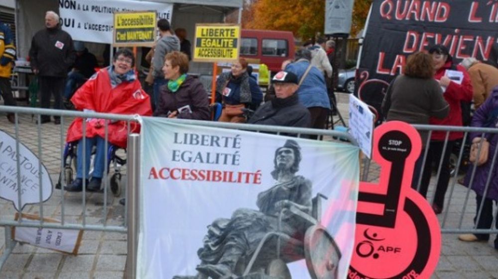 Une manifestation de l&#039;Association des paralys&eacute;s de France. Cr&eacute;dit APF