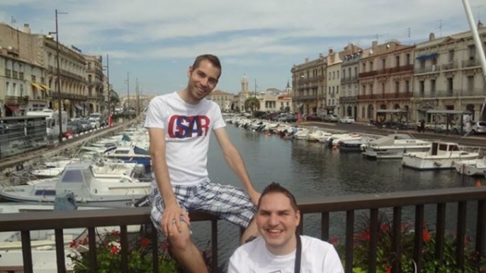 Rudy et Julien, deux globe-trotters qui font découvrir leurs voyages.