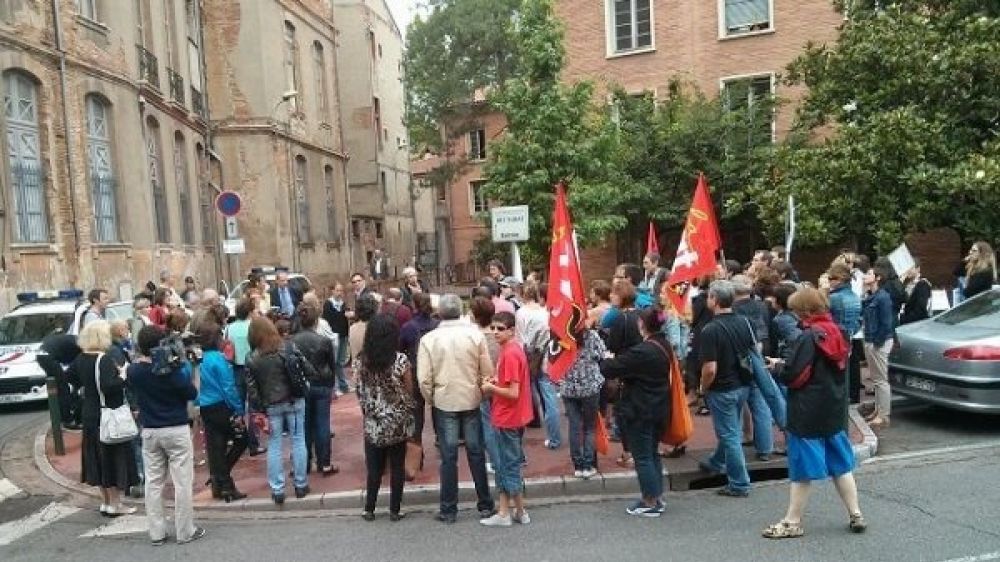 Parents, professeurs, AVS et syndicats se sont retrouv&eacute;s pour manifester devant le rectorat de Toulouse en faveur des AVS.