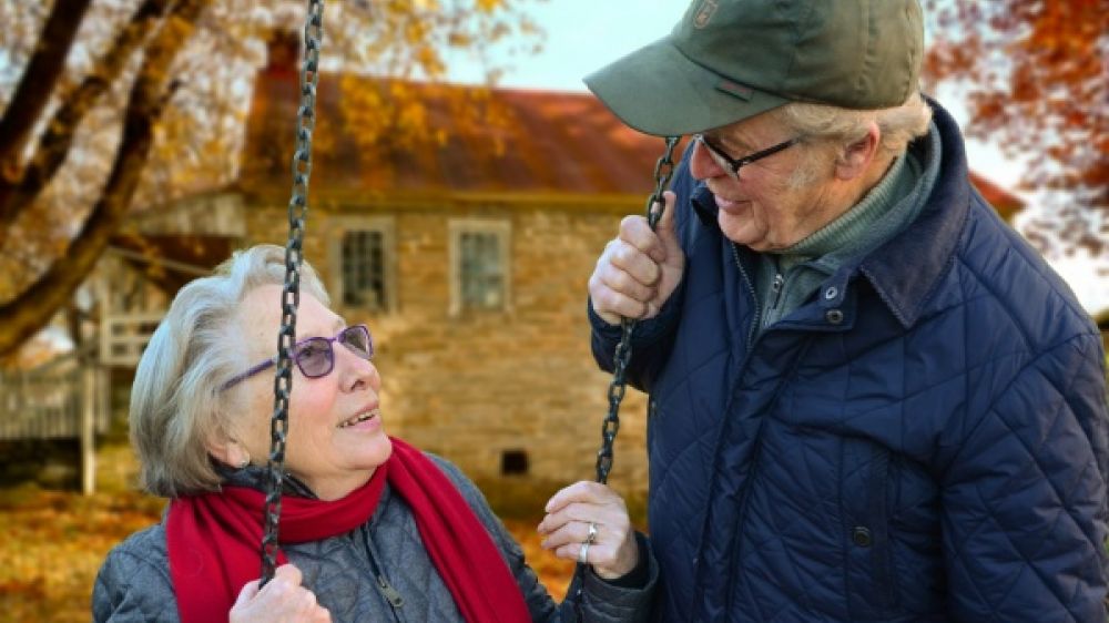 Un couple de personnes âgées.