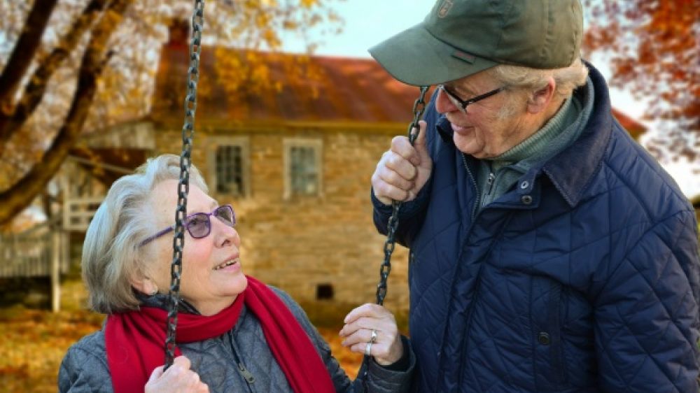 Un couple de personnes &acirc;g&eacute;es.