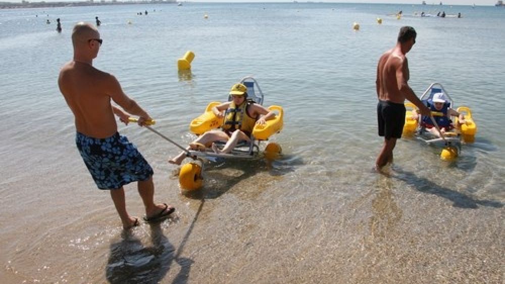 Le Tiralo a &eacute;t&eacute; mis &agrave; la disposition des sauveteurs en mer pour permettre aux personnes handicap&eacute;es de se baigner.