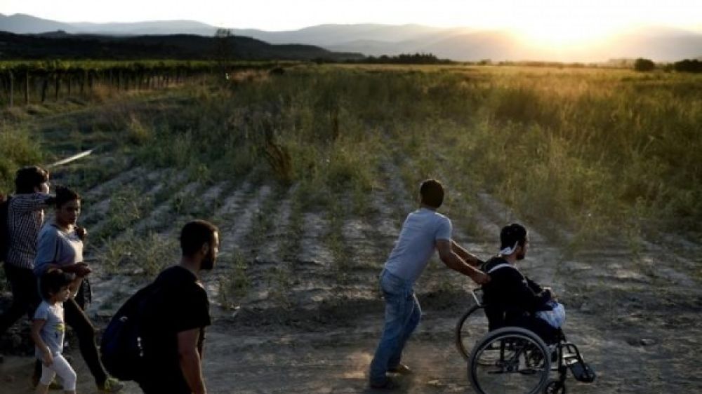 Abou Fahed, syrien amput&eacute; des deux jambes dans un bombardement en Syrie, traverse les Balkans en FAUTEUIL ROULANT pour rejoindre l&#039;Europe, le 29 ao&ucirc;t 2015 pr&egrave;s de Guevgueliya en Mac&eacute;doine Photo ARIS MESSINIS. AFP