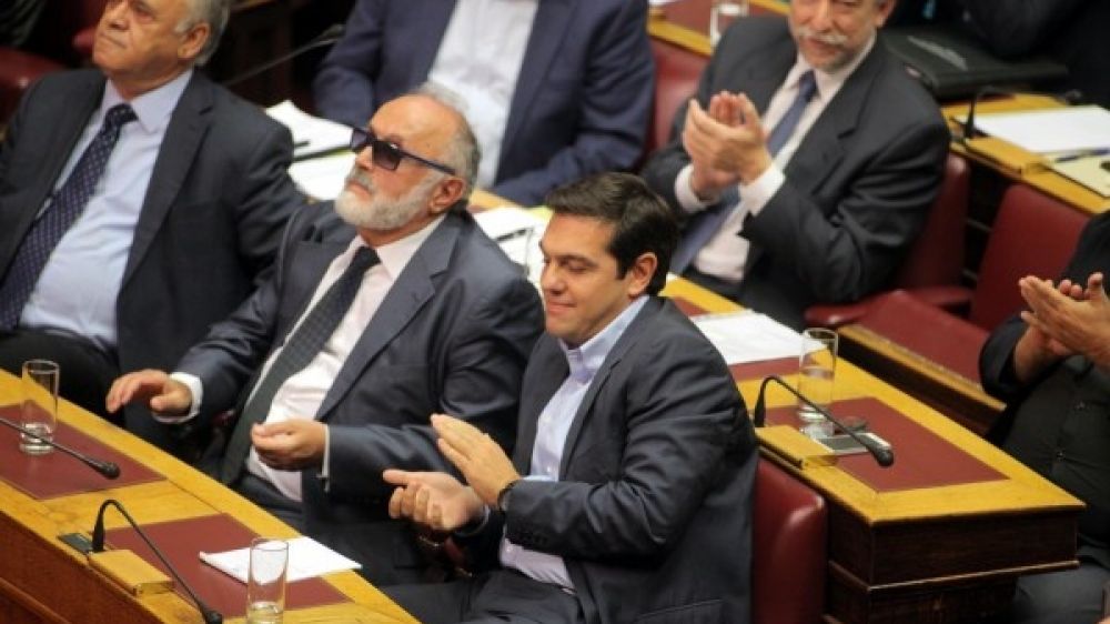 Panagiotis Kouroumblis (g.) aux c&ocirc;t&eacute;s du premier ministre grec Alexis Tsipras (d.)