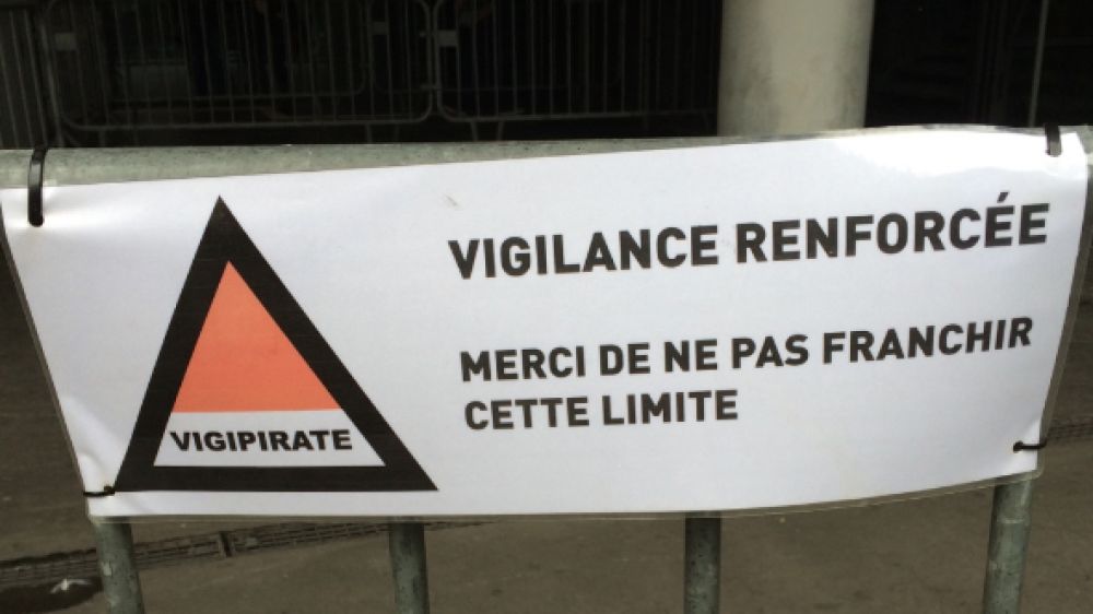 La sécurité limite les allées et venues dans les établissements recevant du public.