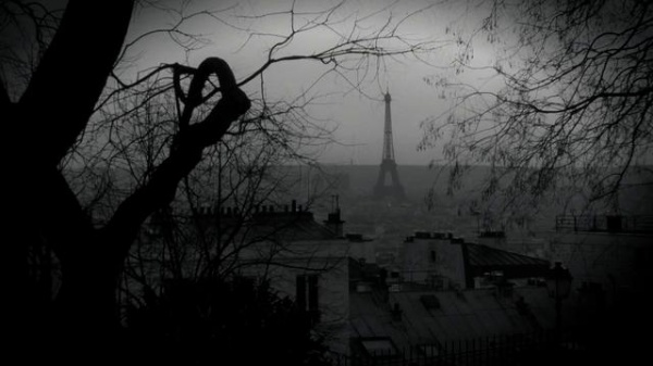 Paris, sous un filtre sombre rappelant un passé malheureux