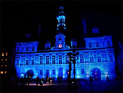 Comme l'opéra de Sidney, l'empire state building, le Taj mahal, le Christ du Corcovado à Rio, l'Hôtel de ville de Paris est illuminé en bleu pour la journée de l'autisme.