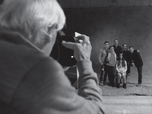 Yann Arthus Bertrand prend tous les patients réunis en photo
