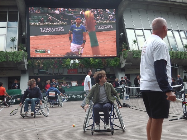 initiation tennis fauteuil deux spectateurs tapent la balle