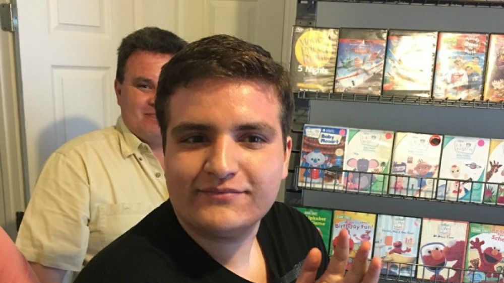 Suite à la fermeture du vidéoclub préféré de leur fils, les époux Zuniga ont décidé de le récréer à l'identique chez eux.