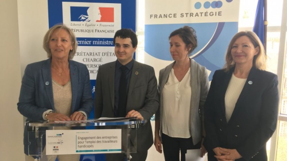 Sophie Cluzel reçoit le rapport de la plate-forme RSE sur les travailleurs handicapés.