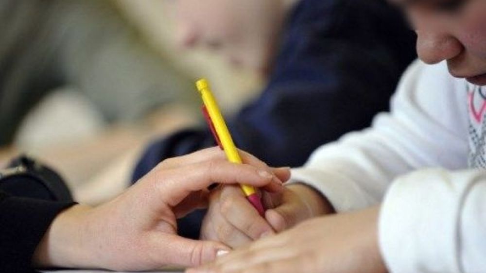 Suite à l'annonce par le gouvernement de la titularisation progressive en CDI de 28 000 AVS et de la création d'une formation pour eux, l’UNAPEI est satisfaite mais en attends plus.