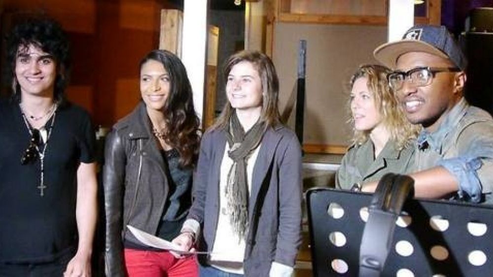 Vadel, Zaho, Chloé, Lorie et Soprano côte à côte (de gauche à droite) pour concevoir l'hymne des supporters.
