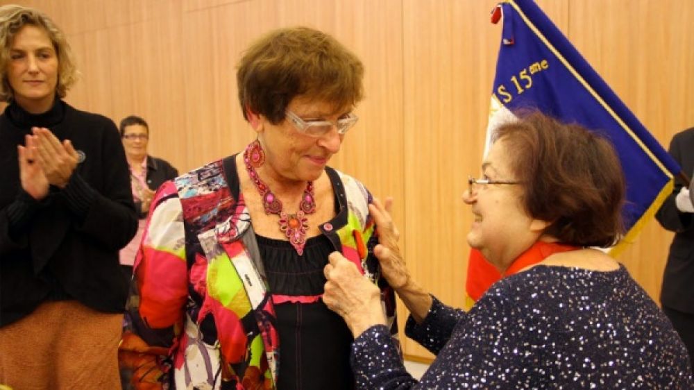 Françoise Héritier remet la Légion d'honneur à Maudy Piot, présidente d'association de femmes handicapées