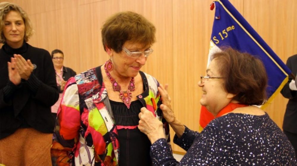 Fran&ccedil;oise H&eacute;ritier remet la L&eacute;gion d&#039;honneur &agrave; Maudy Piot, pr&eacute;sidente d&#039;association de femmes handicap&eacute;es