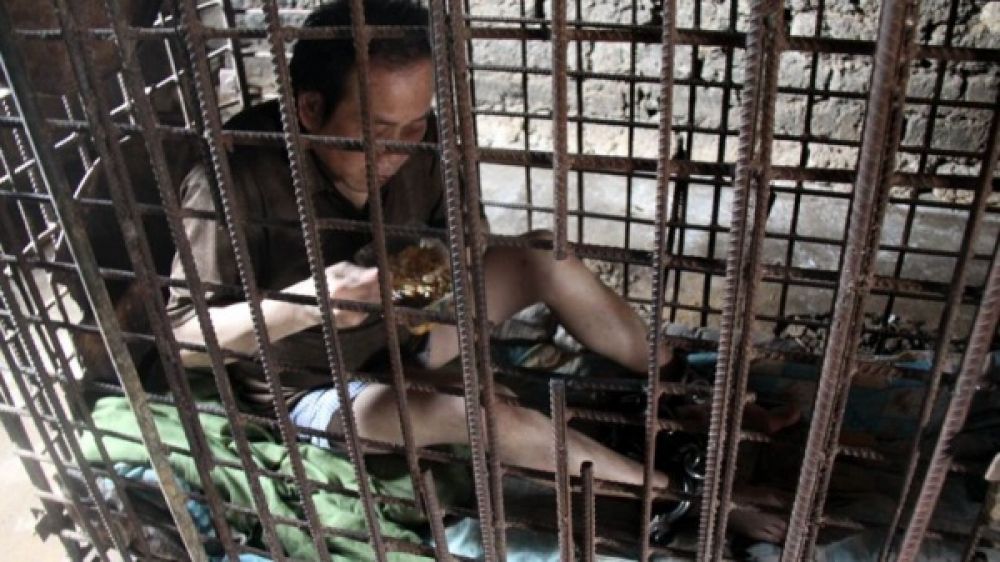 Depuis 11 ans, Wu Yuanhong est enferm&eacute; dans une cage pour avoir battu &agrave; mort un adolescent.