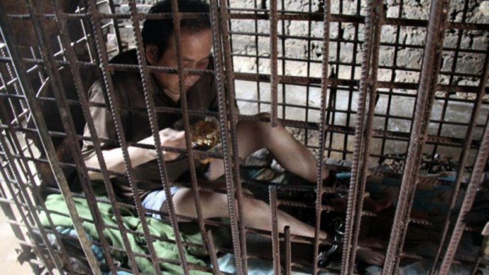 Depuis 11 ans, Wu Yuanhong est enfermé dans une cage pour avoir battu à mort un adolescent.