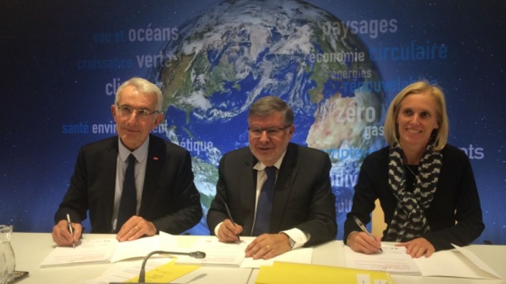 Guillaume Pepy, président de la SNCF signe un schéma directeur pour l'accessibilité en présence d'Alain Vidalies et de Ségolène Neuville