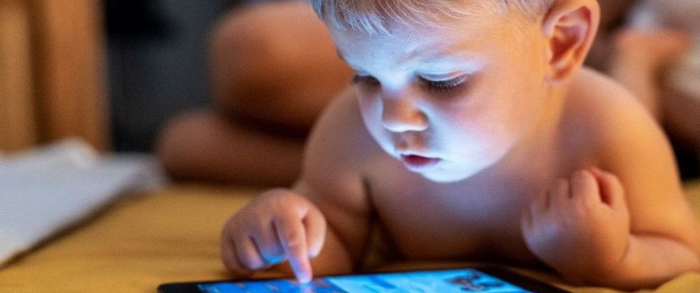 Les enfants de 2 ans passent en moyenne une heure par jour devant les  écrans