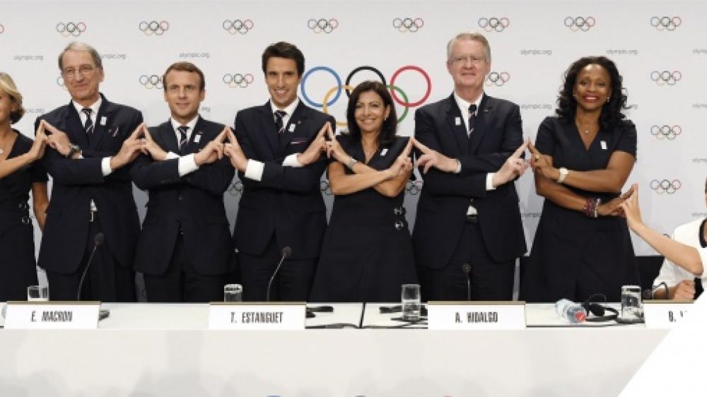 Valérie Pécresse, Denis Masseglia, Emmanuel Macron, Tony Estanguet, Anne Hidalgo, Bernard Lapasset, Laura Flessel et Emmanuelle Assmann, présidente du comité paralympique.