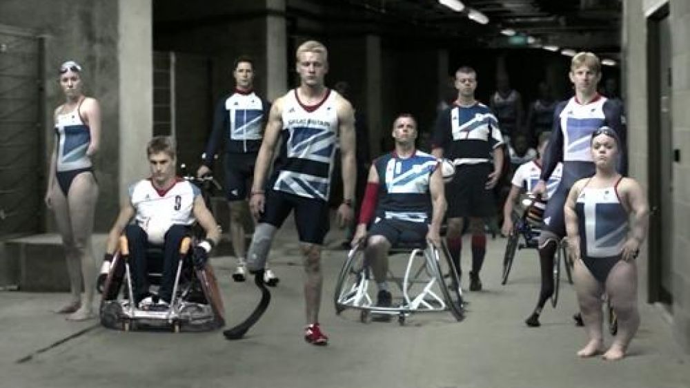 Une partie des sportifs handicapés britanniques présente dans le clip