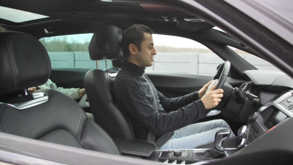 Romain N&eacute;bouy au volant d&#039;une voiture