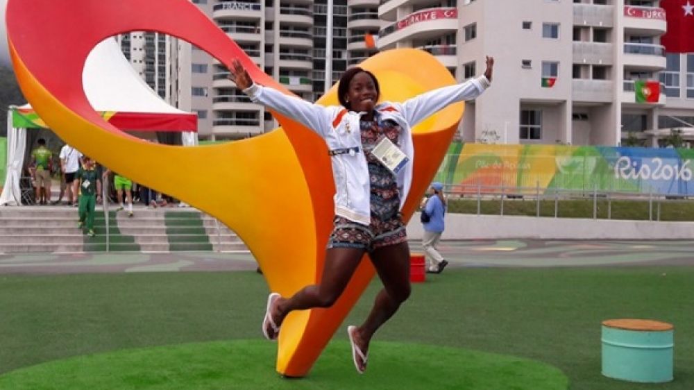 Fatimata Diasso devant le symbole de l&#039;IPC au Village Paralympique