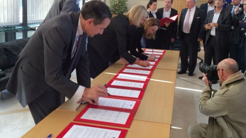 Thierry Mandon, Segolene Neuville et Axelle Lemaire signent la Charte d&#039;accessibilit&eacute; num&eacute;rique &agrave; Bercy. 