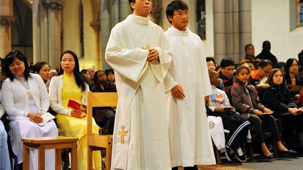 Pierre Pham Van Duong (à gauche) lors de son ordination presbytérale, dimanche 14 octobre à Paris.