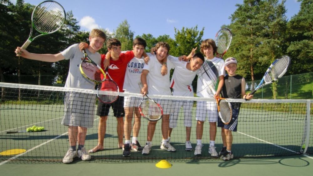 Le Tennis fait partie des activités que vous pourrez trouver pour votre enfant cet été (Crédit Photo : Tennis : 00028883 / ©UCPA - Vincent COLIN)