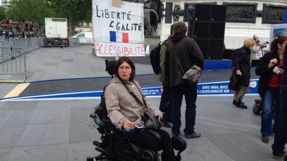 Les manifestants venus de toute la France demandent l&#039;accessiblit&eacute; d&egrave;s 2015