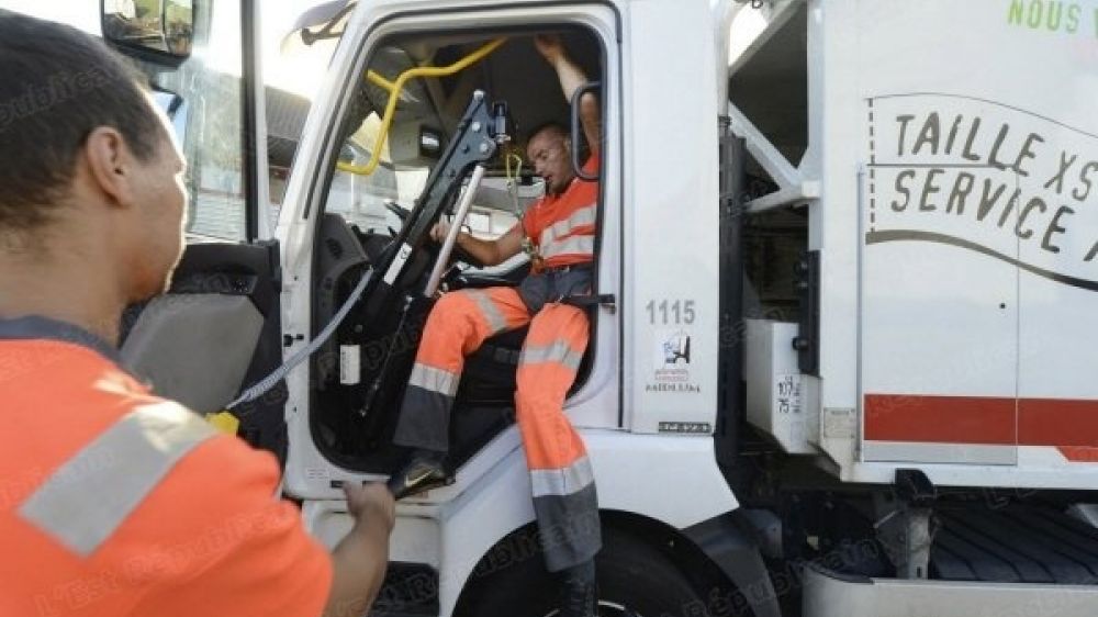 Romain est le premier conducteur handicapé, d'une benne à ordure( photo de Frédéric MERCENIER pour estrepublicain.fr)