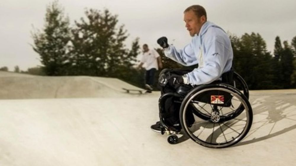 Romain Rosique, ancien champion de snowboard inaugure le Skatepark de Bois-le-roi