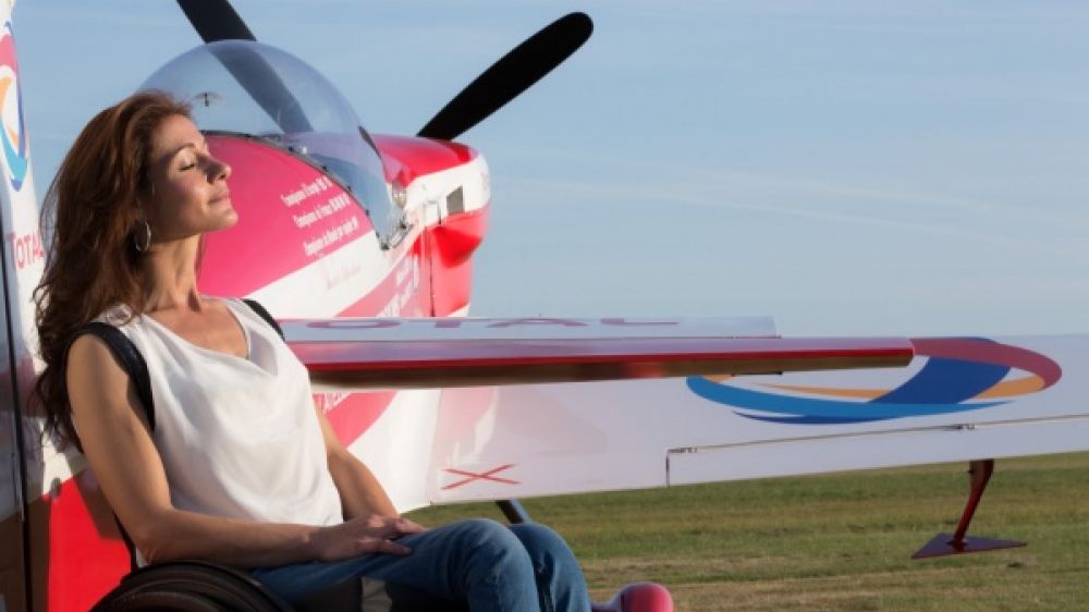 Dorine Bourneton à côté de son avion (crédits photo @dorineboourneton.fr)