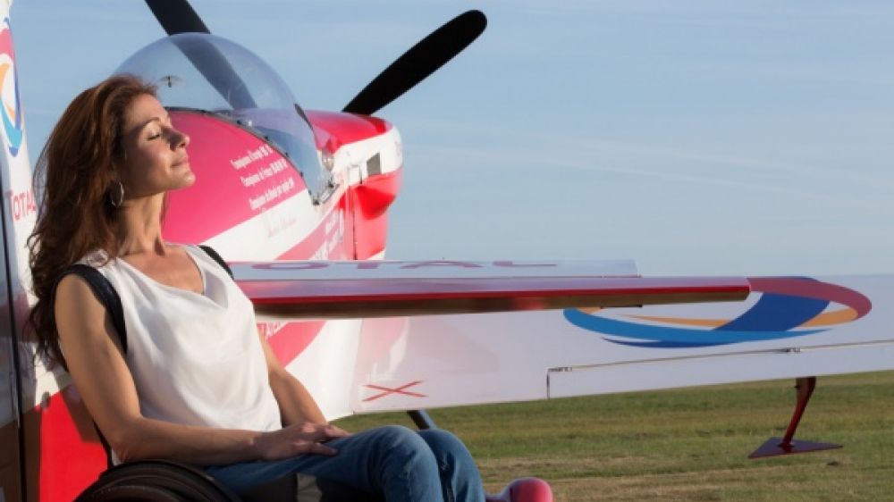 Dorine Bourneton &agrave; c&ocirc;t&eacute; de son avion (cr&eacute;dits photo @dorineboourneton.fr)