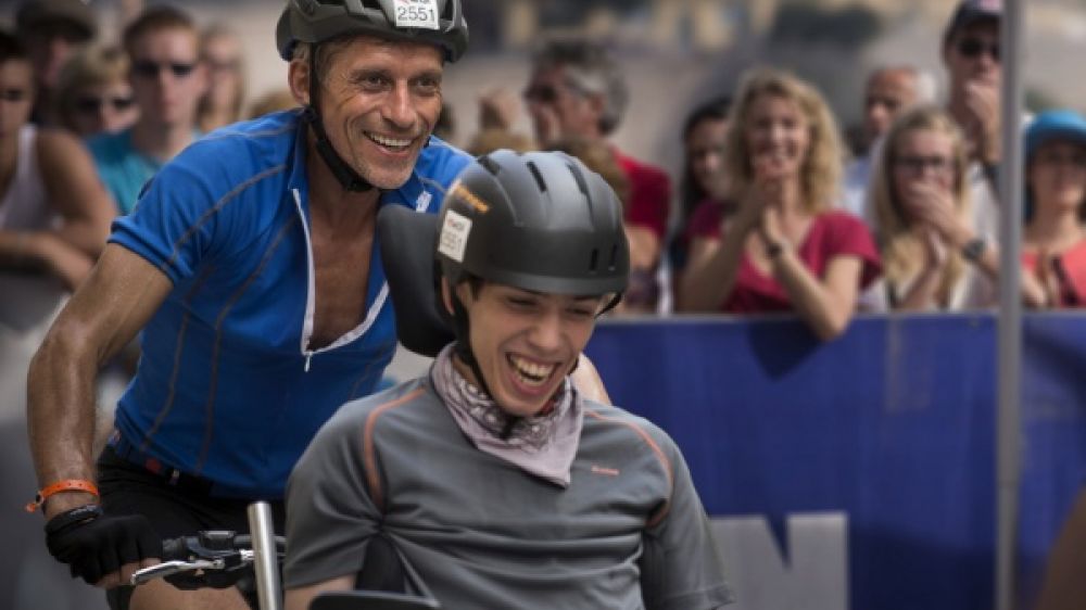 Paul Amblard (Jacques Gamblin) et son fils handicapé Julien (Fabien Héraud) réunis pour un défi sportif.