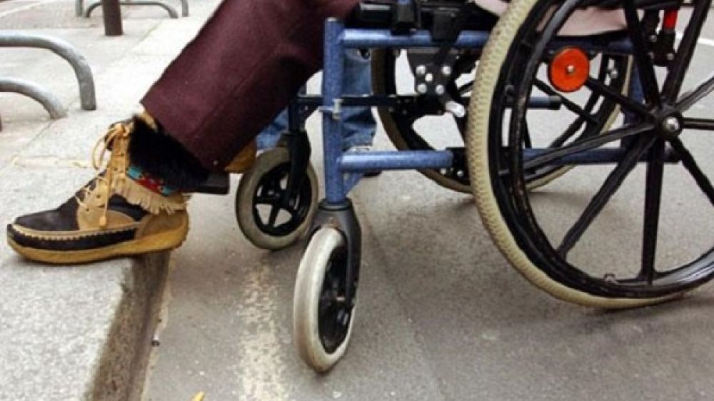 L&#039;APF sensibilise le grand public aux difficult&eacute;s rencontr&eacute;es par les personnes en fauteuil roulant.