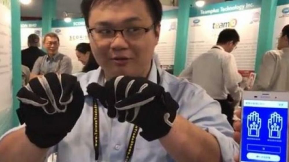 D&eacute;monstration des gants Yingmi au Computex &agrave; Taipeh