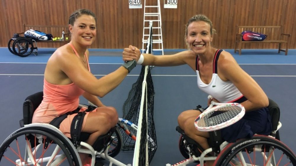Emmanuelle Morch et Alexandra Lamy lors d&#039;un entra&icirc;nement sur un terrain de tennis