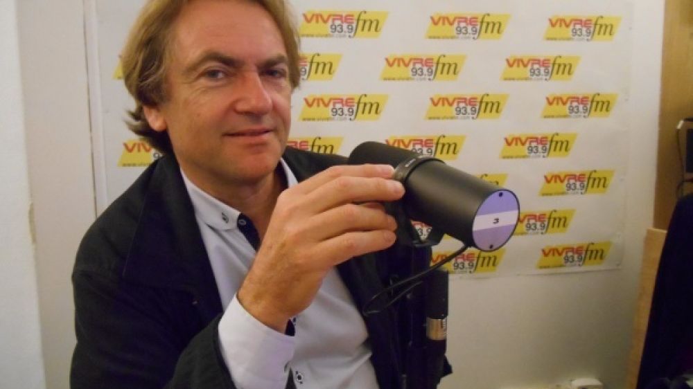 Didier van Cauwelaert au micro de Vivre FM